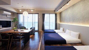 Escritorio, cortinas blackout y tabla de planchar con plancha 