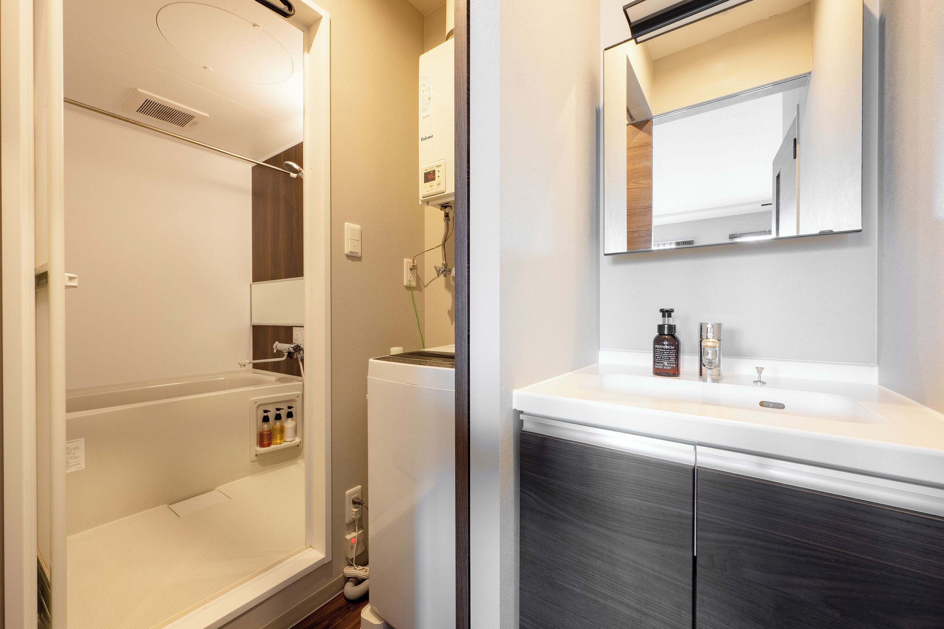 独立的浴缸和淋浴、吹风机、拖鞋、电子马桶