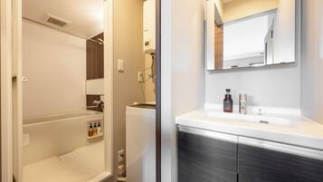 Bathtub dan shower terpisah, pengering rambut, dan sandal