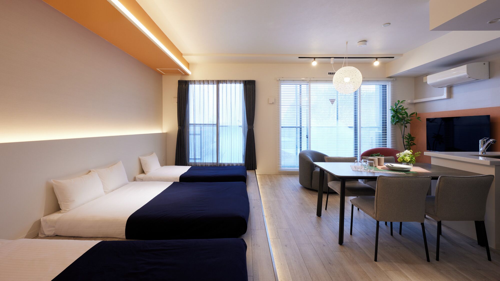 Escritorio, cortinas blackout y tabla de planchar con plancha 