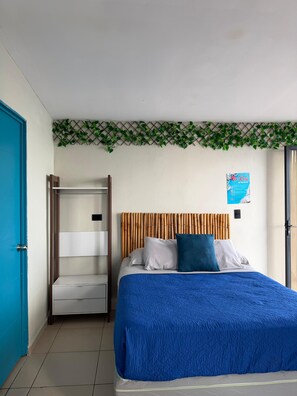 Camera panoramica, 1 camera da letto, vista spiaggia | Biancheria da letto di alta qualità, copriletto in piuma, Wi-Fi gratuito
