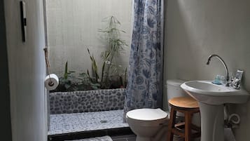 Family Quadruple Room | Bathroom | Shower, free toiletries, towels, soap