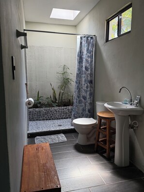 Family Quadruple Room | Bathroom | Shower, free toiletries, towels, soap - Reef On The water (La Libertad)