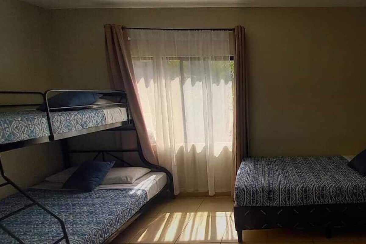Ropa de cama de alta calidad, cubrecamas, wifi gratis y ropa de cama