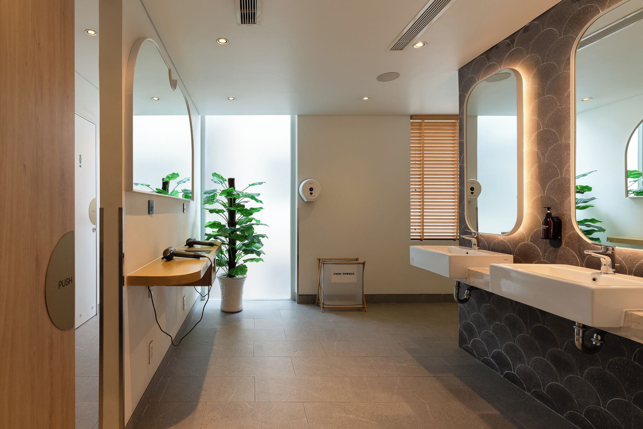 バスアメニティ (無料)、ヘアドライヤー、スリッパ、タオル