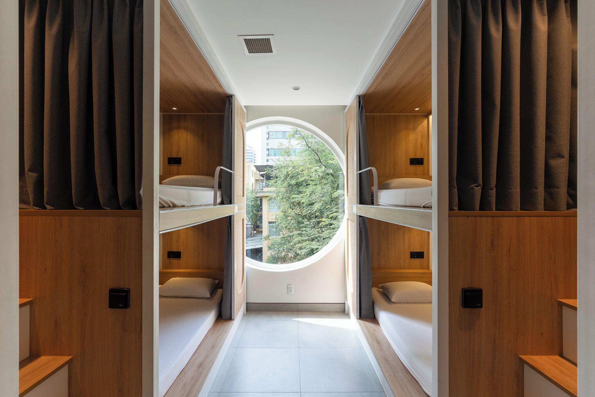 高級寝具、低反発ベッド、遮光カーテン、WiFi (無料)