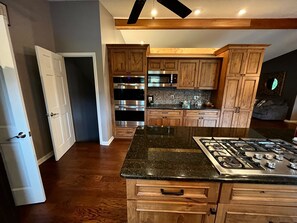 冷蔵庫、電子レンジ、オーブン、コンロ