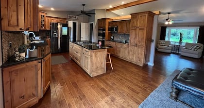 Relaxing 8 acres, Large Family Getaway plus Giant Pool, Hot tub, Sports Complex