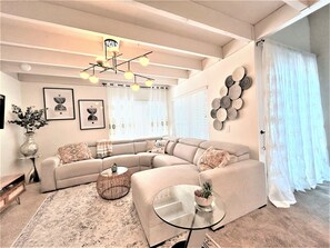 Smart TV, fireplace, ping pong - 4 Bedrooms Vacation Home Retreat South Lake Tahoe Pool (Zephyr Cove)