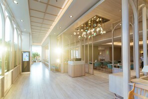 Melayani sarapan, makan siang, dan makan malam