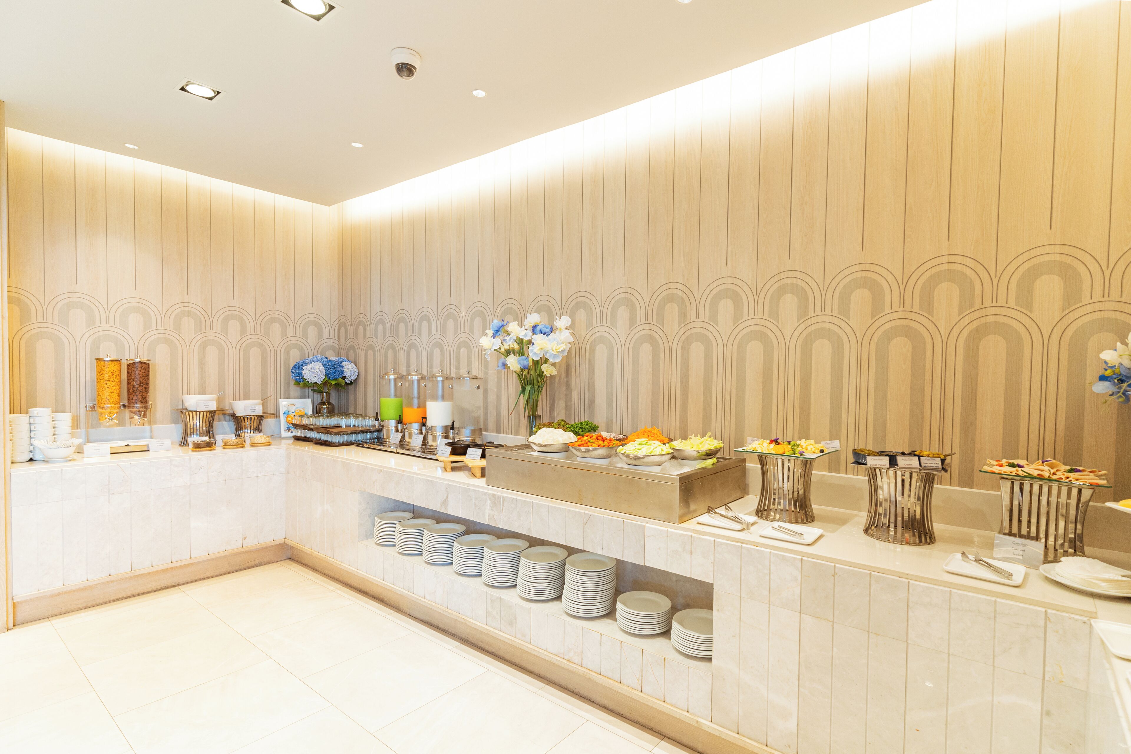 breakfast, lunch and dinner served