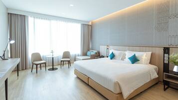 2 ห้องนอน, ตู้นิรภัยในห้องพัก, โต๊ะทำงาน, ผ้าม่านกันแสง