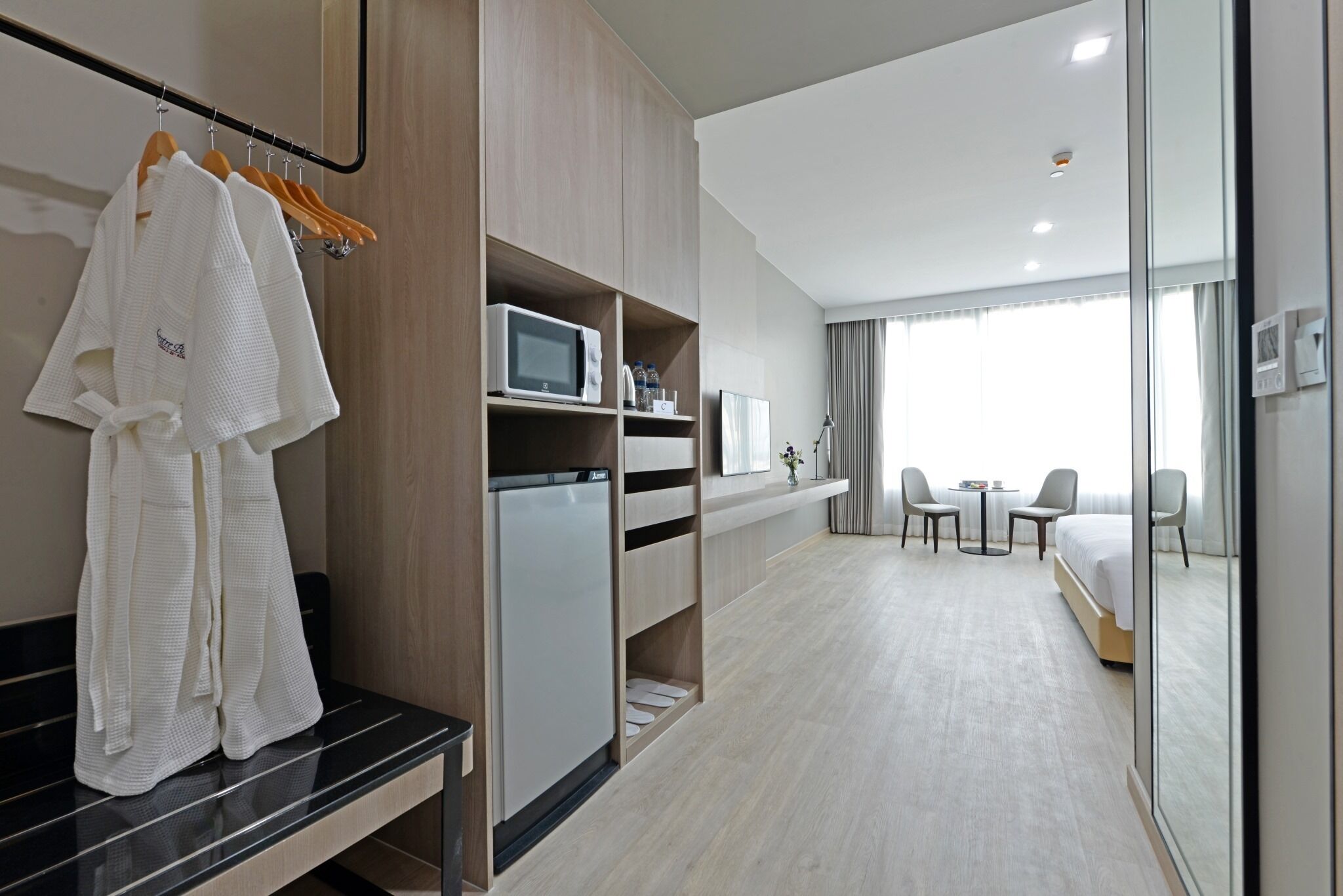 grand deluxe suite room | in-room safe, desk, blackout curtains, free wifi