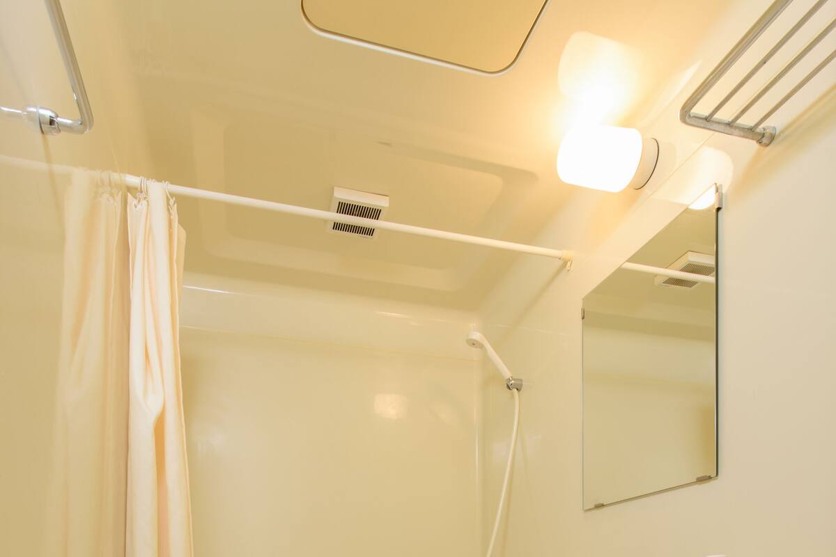 combined shower/bathtub, free toiletries, hair dryer, slippers