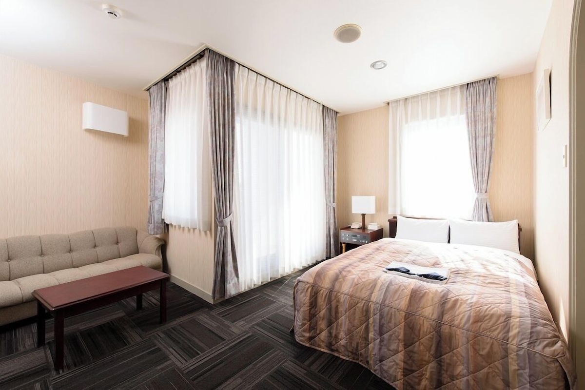 Edredones de plumas, wifi gratis, ropa de cama