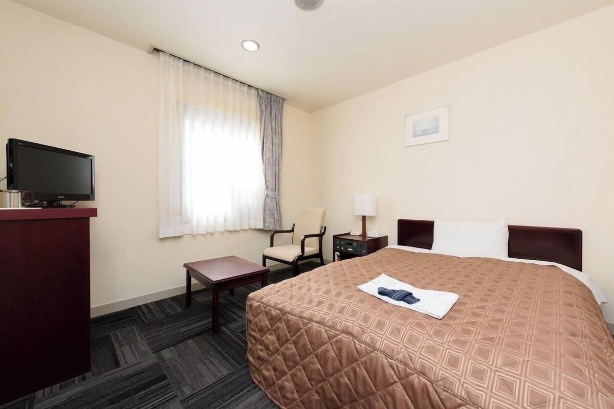 Down comforters, WiFi (free), bed sheets