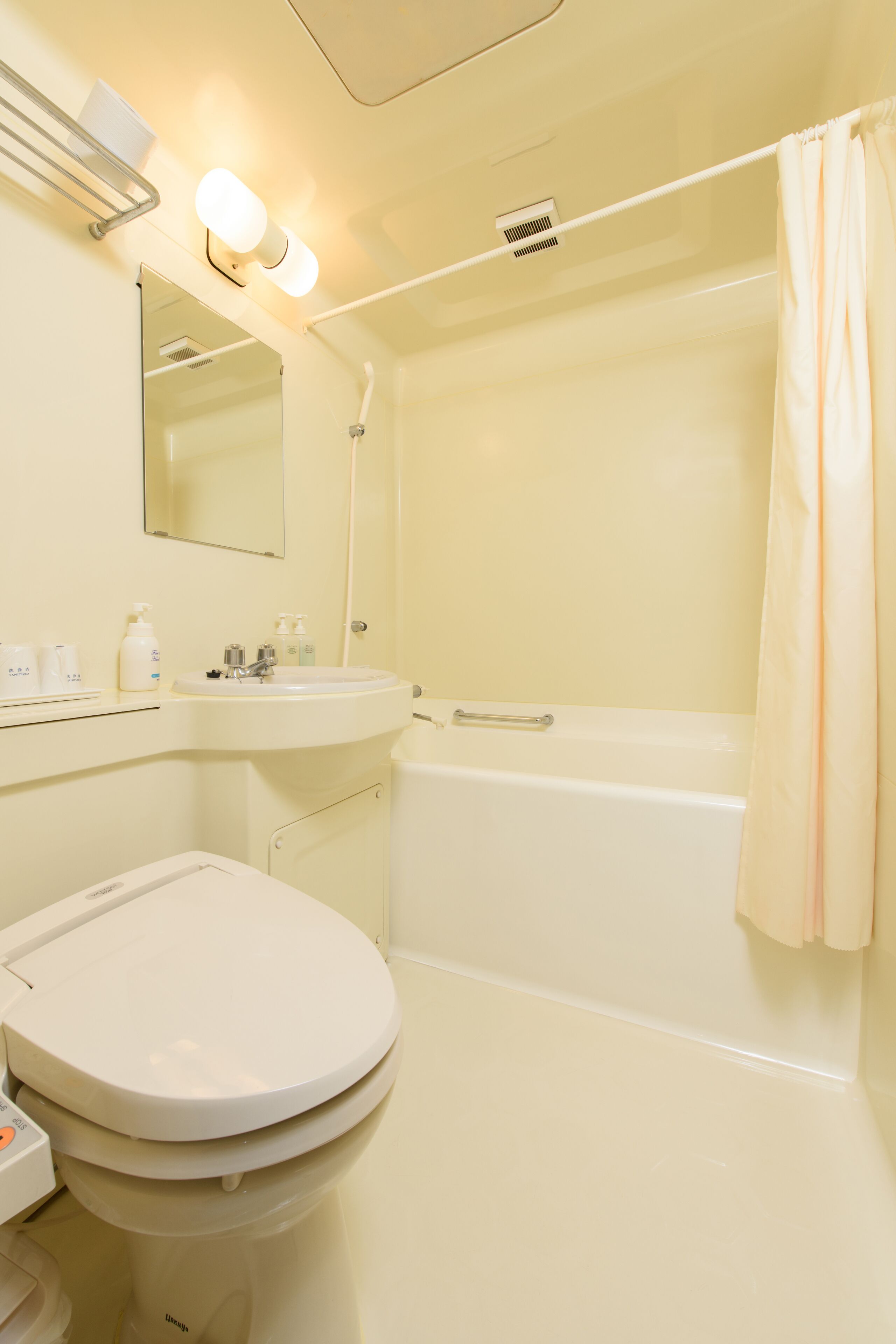 combined shower/bathtub, free toiletries, hair dryer, slippers