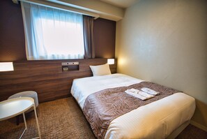 Kahden hengen huone, tupakointi kielletty (King) | Tallelokero huoneessa, työpöytä, äänieristys, silitysrauta/-lauta