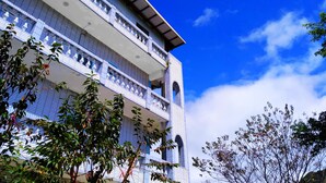 Ein mehrstöckiges Gebäude mit Balkonen und blauem Himmel.