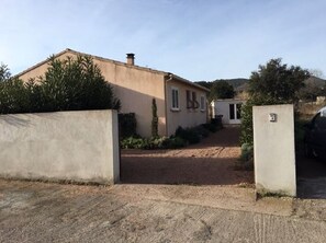 المنطقة المحيطة بالمنشأة