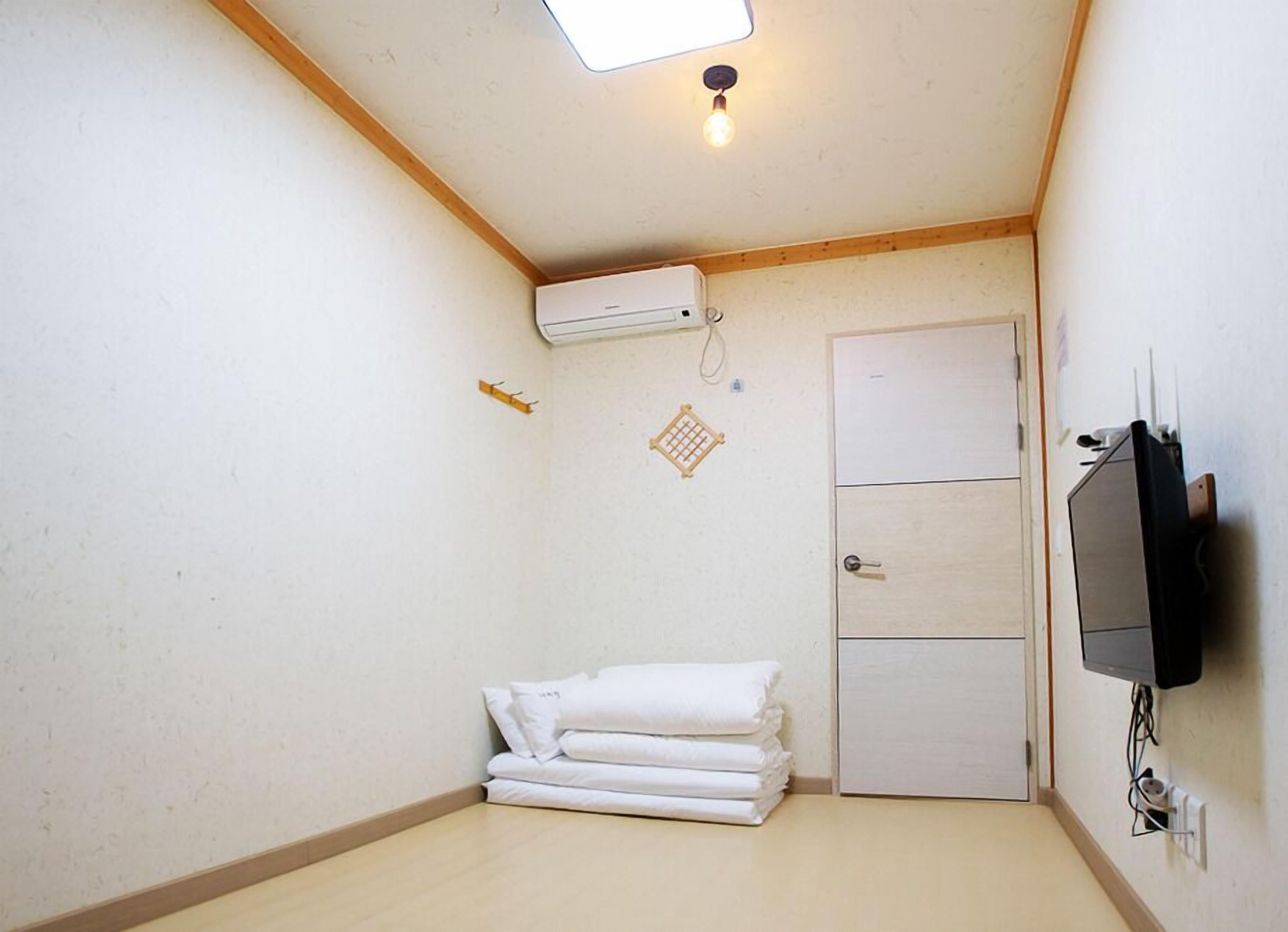 Deluxe Ondol | Free WiFi, bed sheets