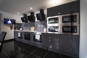 Refrigerador, microondas, placa de cocina, tetera/pava eléctrica