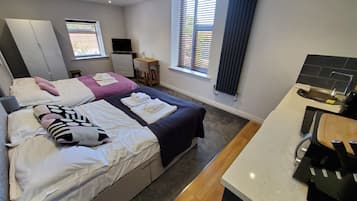 Executive Studio | Premium bedding, soundproofing, iron/ironing board, free WiFi