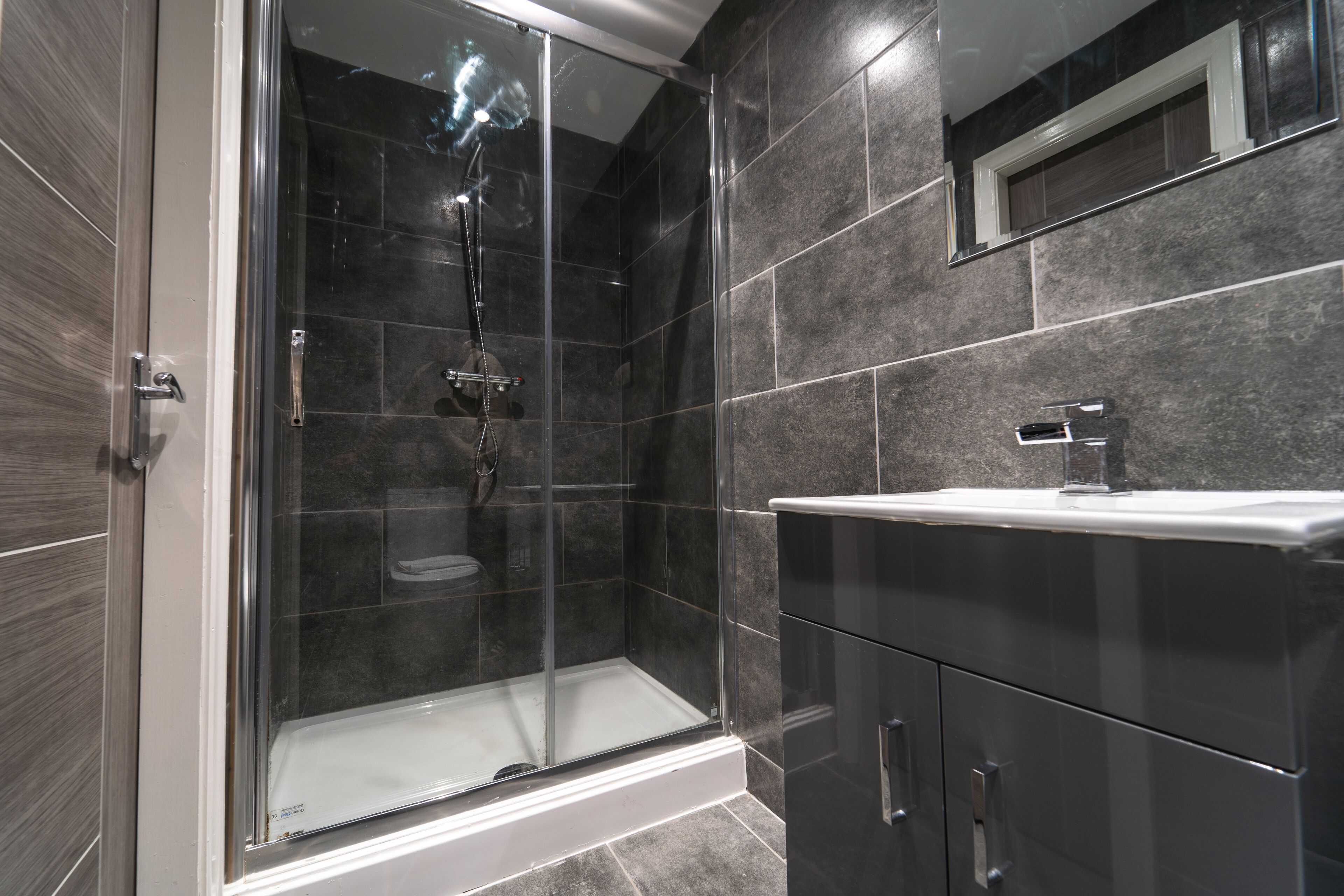 Suite estudio familiar | Baño | Ducha, artículos de higiene personal de diseño y secador de pelo