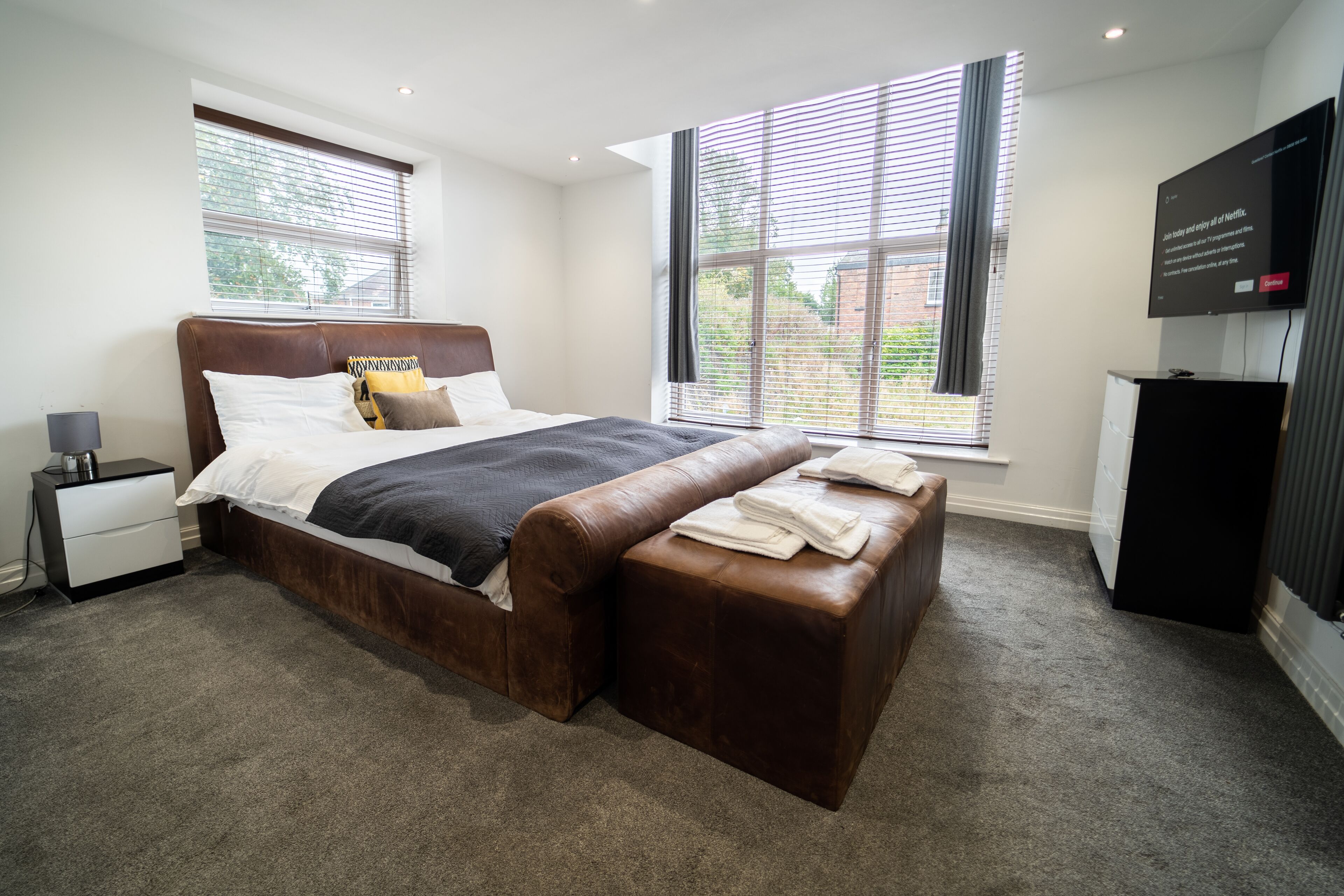 Perhestudiosviitti | Ylelliset vuodevaatteet, äänieristys, silitysrauta/-lauta