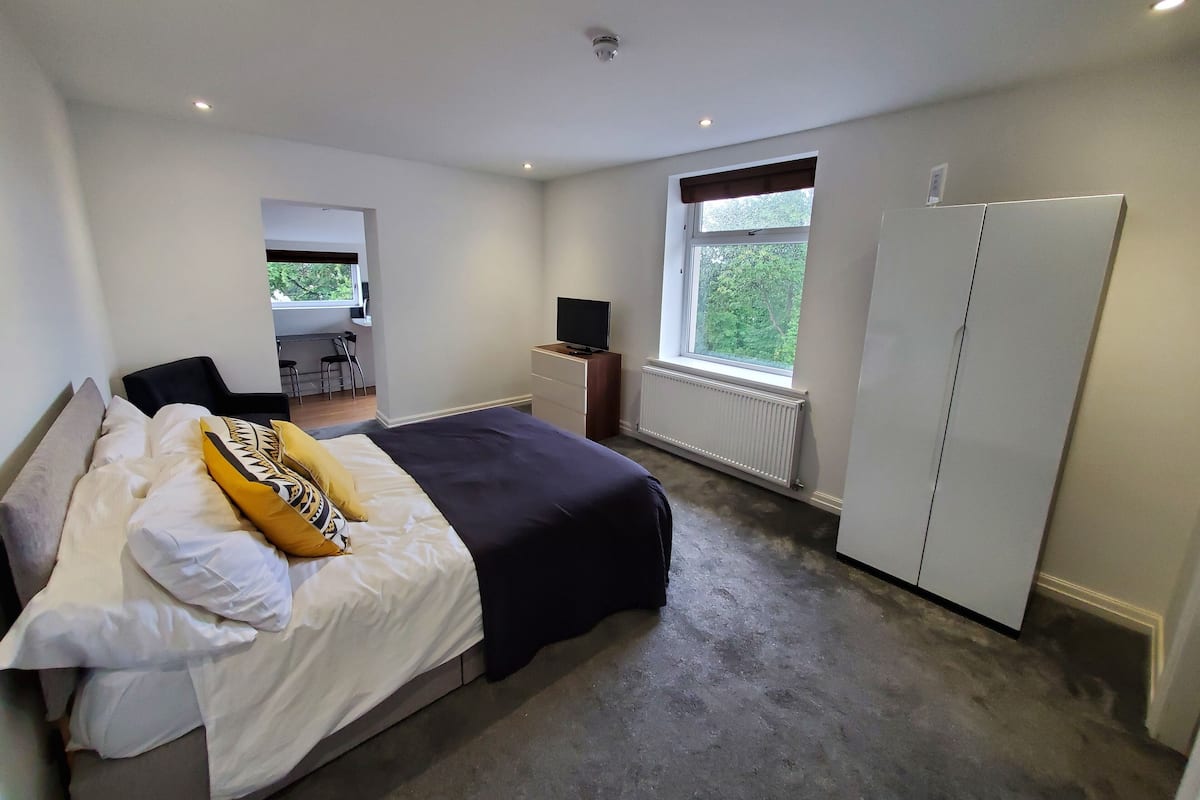 Premium bedding, soundproofing, iron/ironing board, WiFi (free)