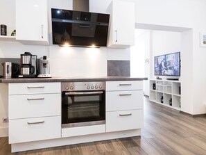 Kühlschrank, Mikrowelle, Ofen, Geschirrspüler