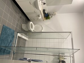Een haardroger, handdoeken, zeep, shampoo