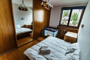 4 bedrooms, desk, iron/ironing board, WiFi