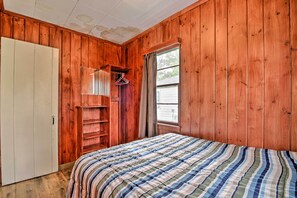 2 bedrooms, Internet, bed sheets - Lake Retreat: Fire Pit, Boat Rentals, BBQ! (Dent)