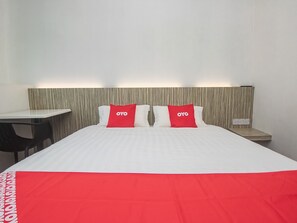 Deluxe Double Room, 1 King Bed | Free WiFi, bed sheets - OYO 90102 7 Days Lodge (Sarikei)