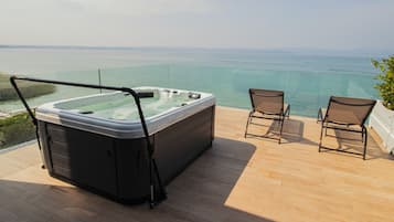 Suite Panorama, jet tub, pemandangan danau | Jet tub