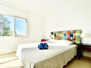 5 bedrooms, iron/ironing board, free WiFi, bed sheets