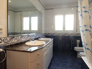 Badekar, hårføner og håndklær