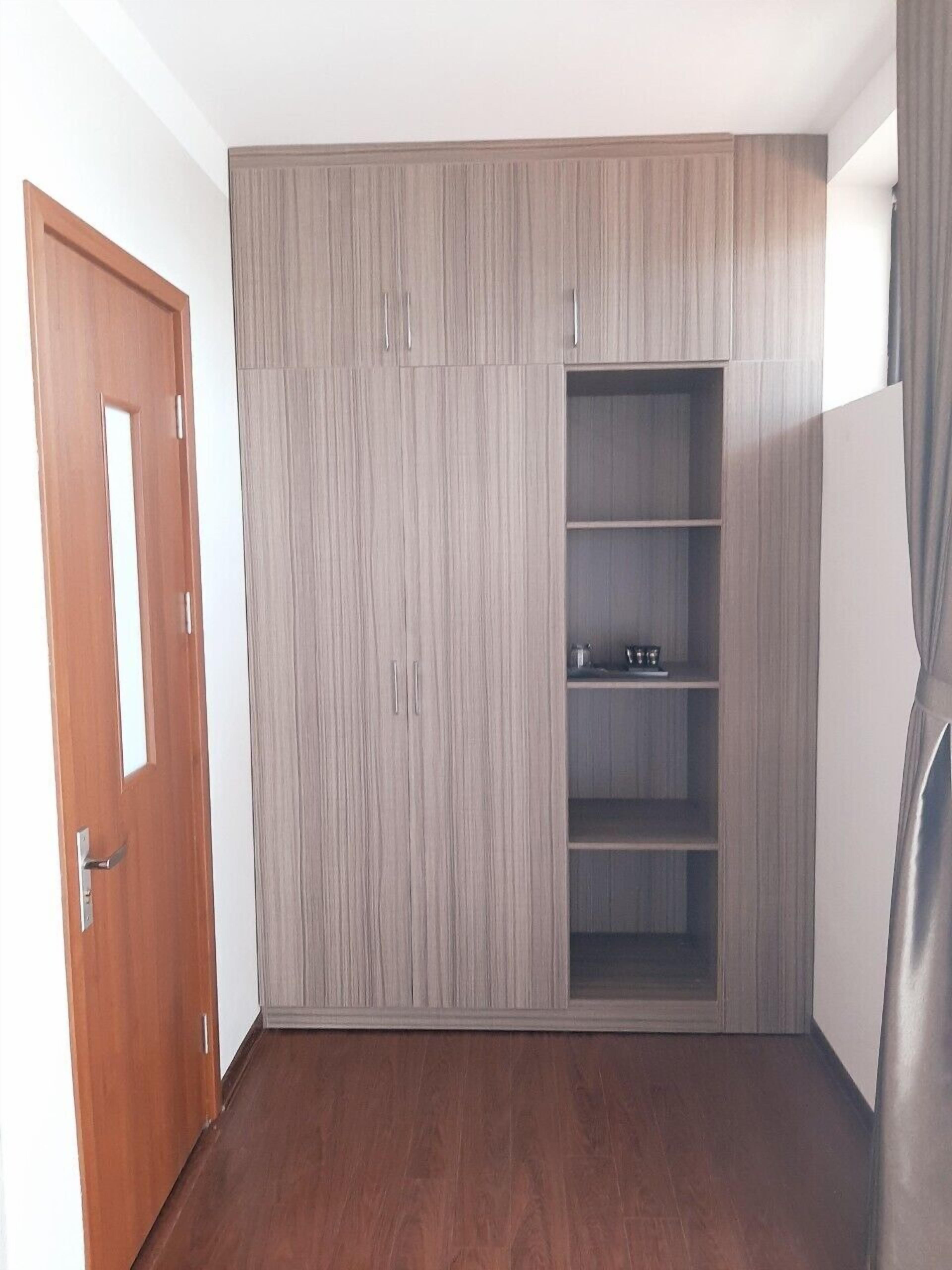Una habitación con armario, puerta y estantería.