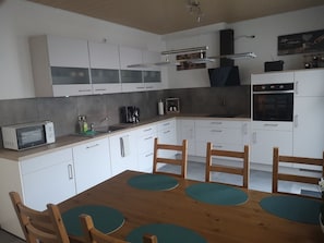 Jääkaappi, mikroaaltouuni, uuni, liesi