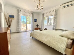 4 dormitorios, tabla de planchar con plancha, wifi gratis y ropa de cama