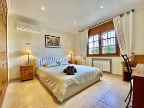 1 habitación, tabla de planchar con plancha, wifi gratis y ropa de cama 
