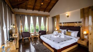 Luxury Chalet | Desk, soundproofing, free WiFi