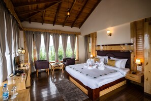 Luxury Chalet | Desk, soundproofing, free WiFi - The Alpine Chalet Resort (Dhari)