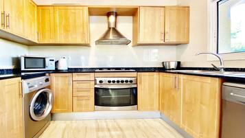 Een koelkast, een magnetron, een oven, een kookplaat