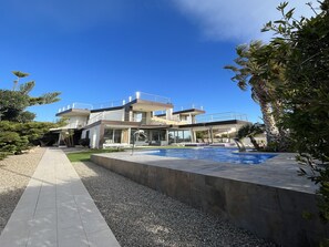 Pool - Isabella, spacious modern villa with sea views from balconies, spa-style pool, within 5mins walk of beach where there are beach bars and restaurants (L'Ametlla de Mar)
