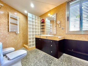 Badekar, hårtørrer, håndklæder