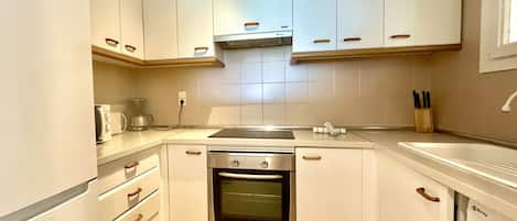 Frigorífico, microondas, horno y lavavajillas