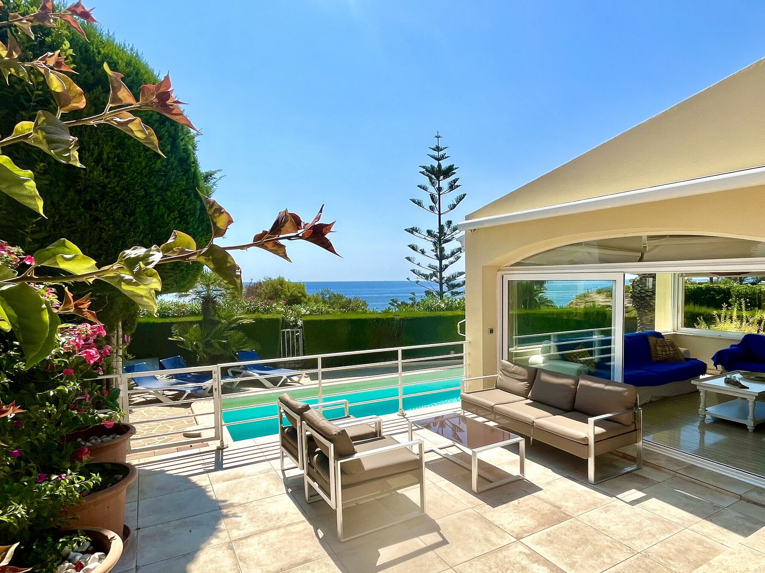 Televisie, een open haard en een tafeltennistafel