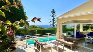 Televisie, een open haard en een tafeltennistafel